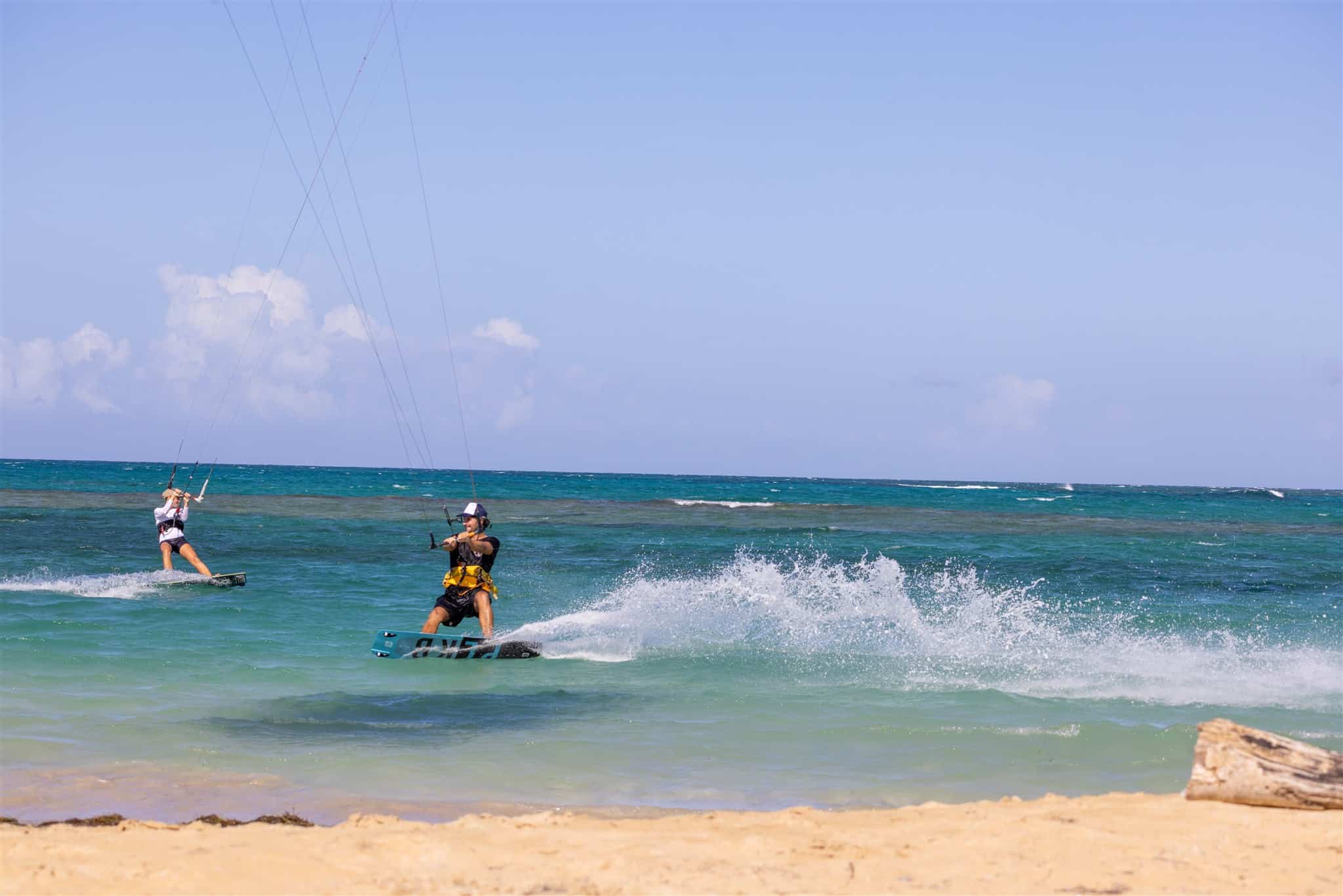Fotógrafo capturando kitesurfista en acción en Cabarete, RD.