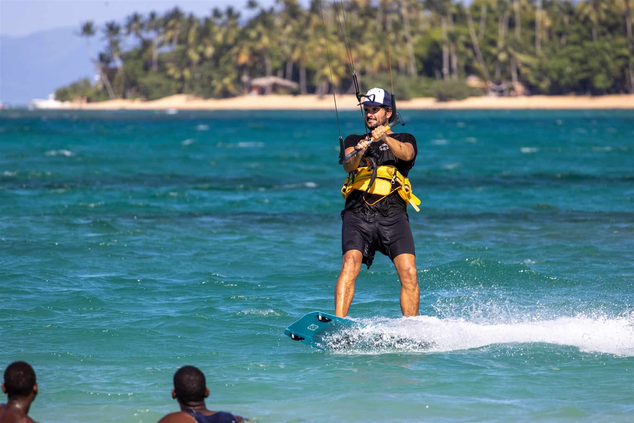 Kitesurfista fotografiado por profesional en playa dominicana.