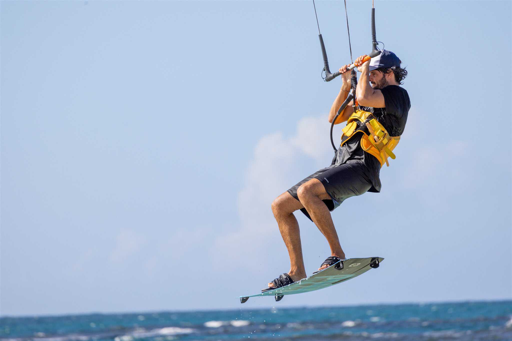 Kitesurfista disfrutando las olas en las playas del Caribe.