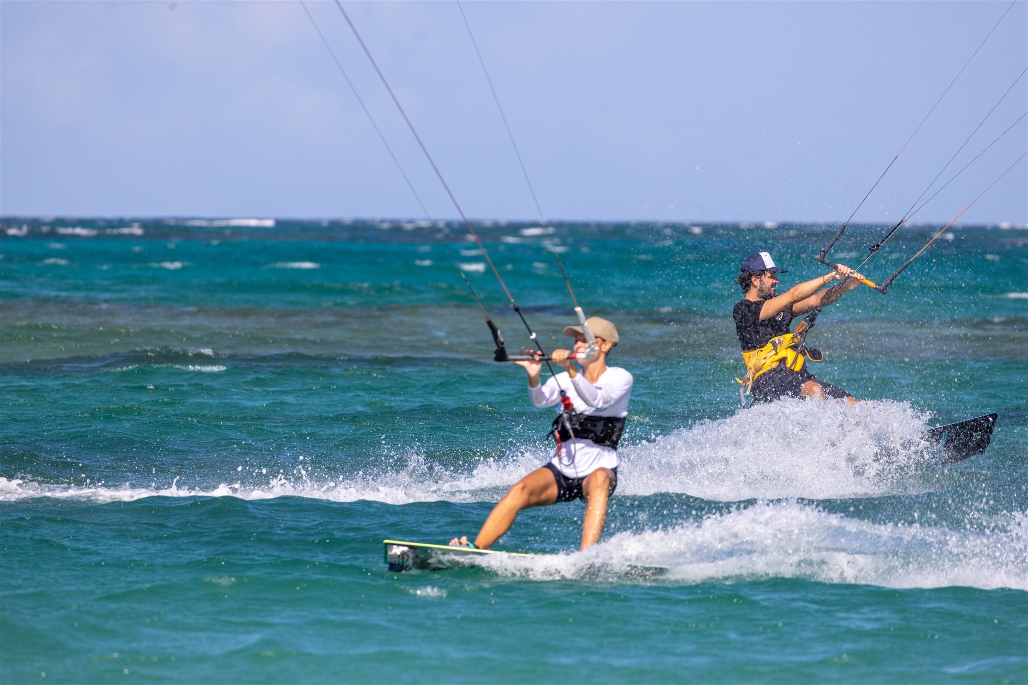 Kitesurfista saltando las olas en la costa de la RD.