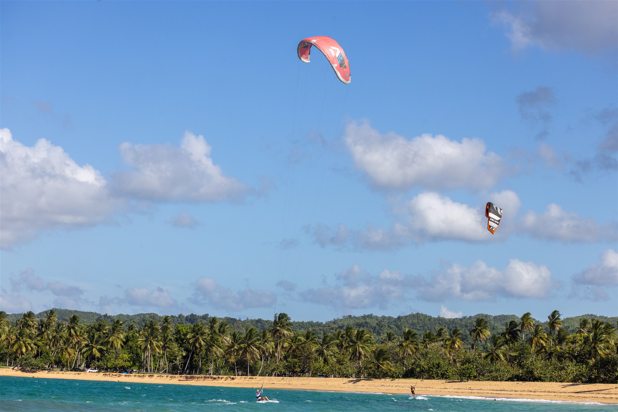 Kitesurfista en acción disfrutando de las olas en la playa.