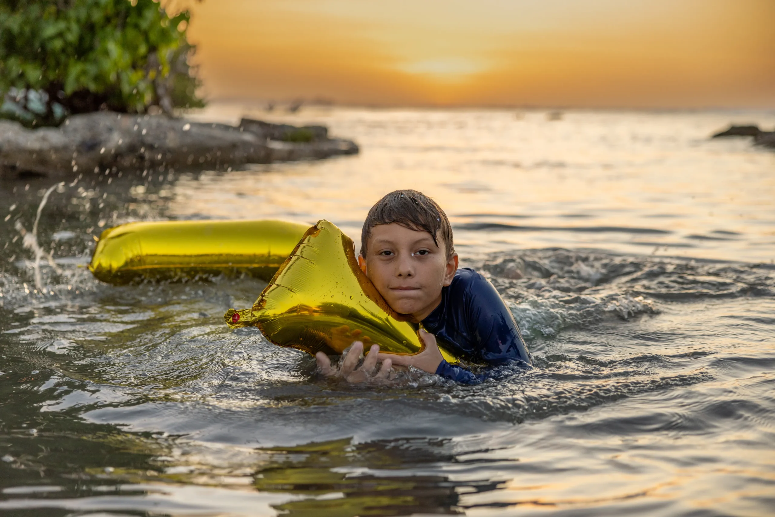 Fotógrafo de cumpleaños en la playa República Dominicana — niño disfrutando atardecer